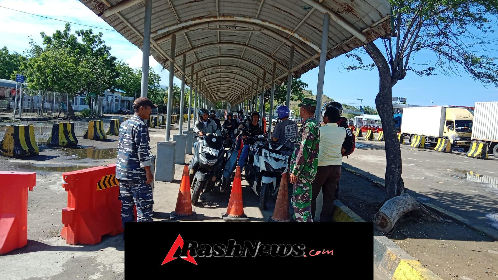 Babinsa Poto Tano Kawal Aktivitas Pelabuhan Demi Kelancaran Masyarakat