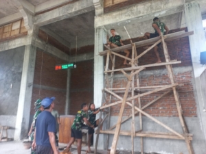 Wujud Kepedulian: Prajurit Denma Brigif TP 31/PS Bantu Percepat Renovasi Masjid Nurul Ilmi