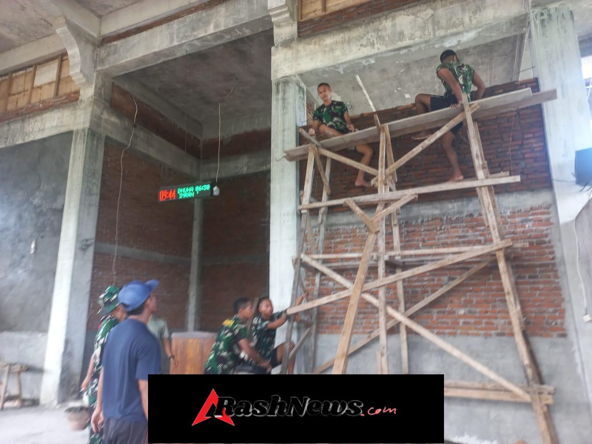 Wujud Kepedulian: Prajurit Denma Brigif TP 31/PS Bantu Percepat Renovasi Masjid Nurul Ilmi