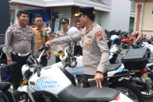 Pastikan Kesiapan Operasional, Kapolres Karangasem Cek Langsung Perawatan Kendaraan Dinas