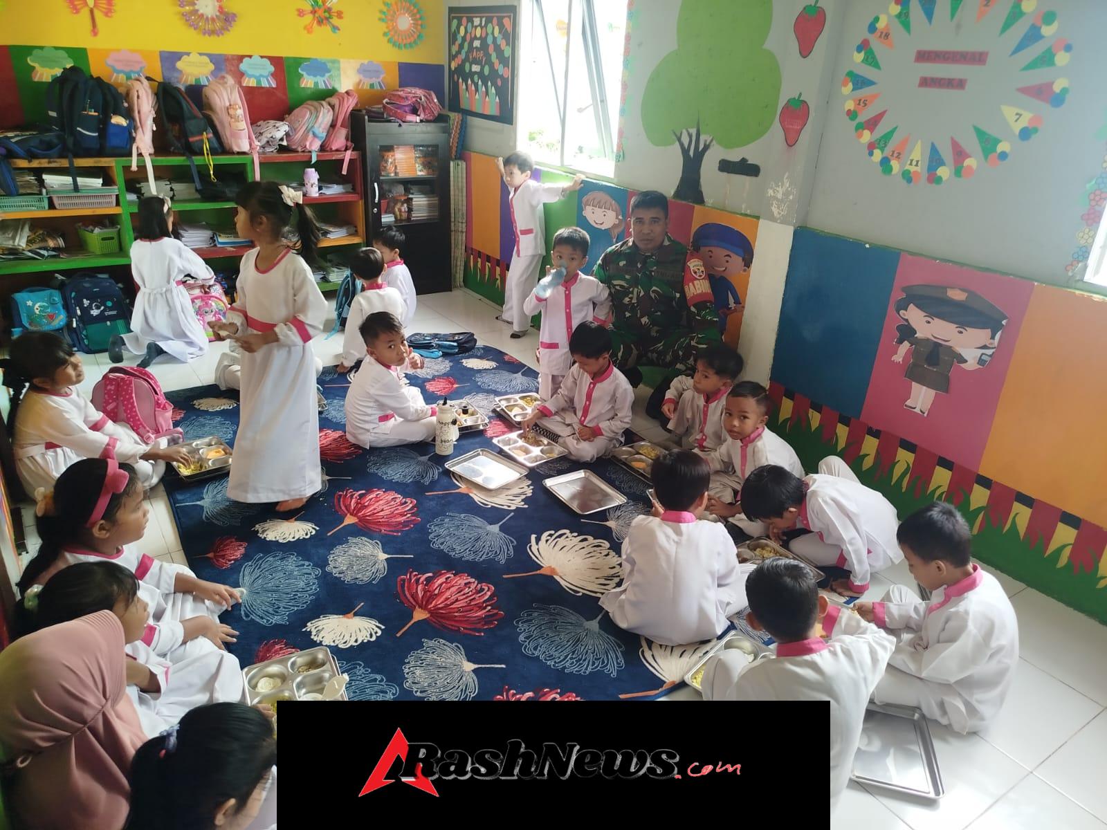 Babinsa Koramil 1628-01/Taliwang Pastikan MBG Berjalan Lancar di TK Mulya