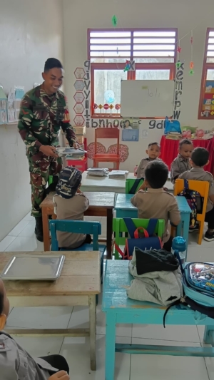 Dukung Kesehatan Anak Sekolah, Babinsa Lewoleba Dampingi Program MBG