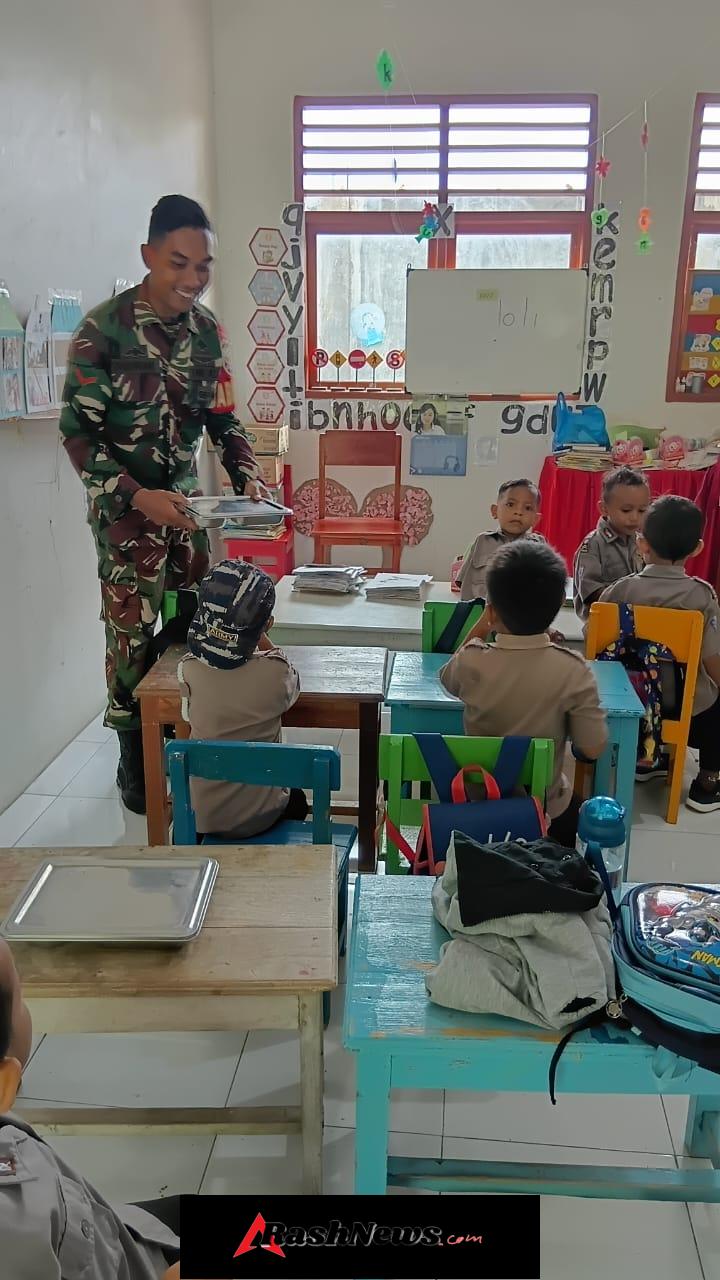 Dukung Kesehatan Anak Sekolah, Babinsa Lewoleba Dampingi Program MBG