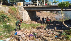 Tingkatkan Kepedulian Lingkungan, Koramil Pekat Gelar Gotong Royong