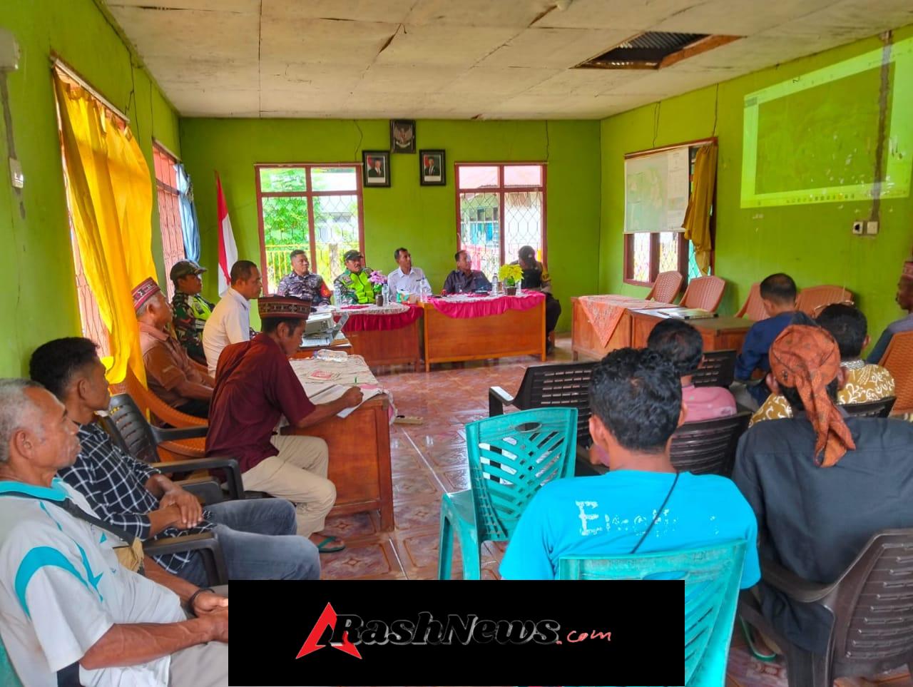 Babinsa Turun Langsung Dampingi Warga dalam Sosialisasi Pelebaran Jalan LINTURA