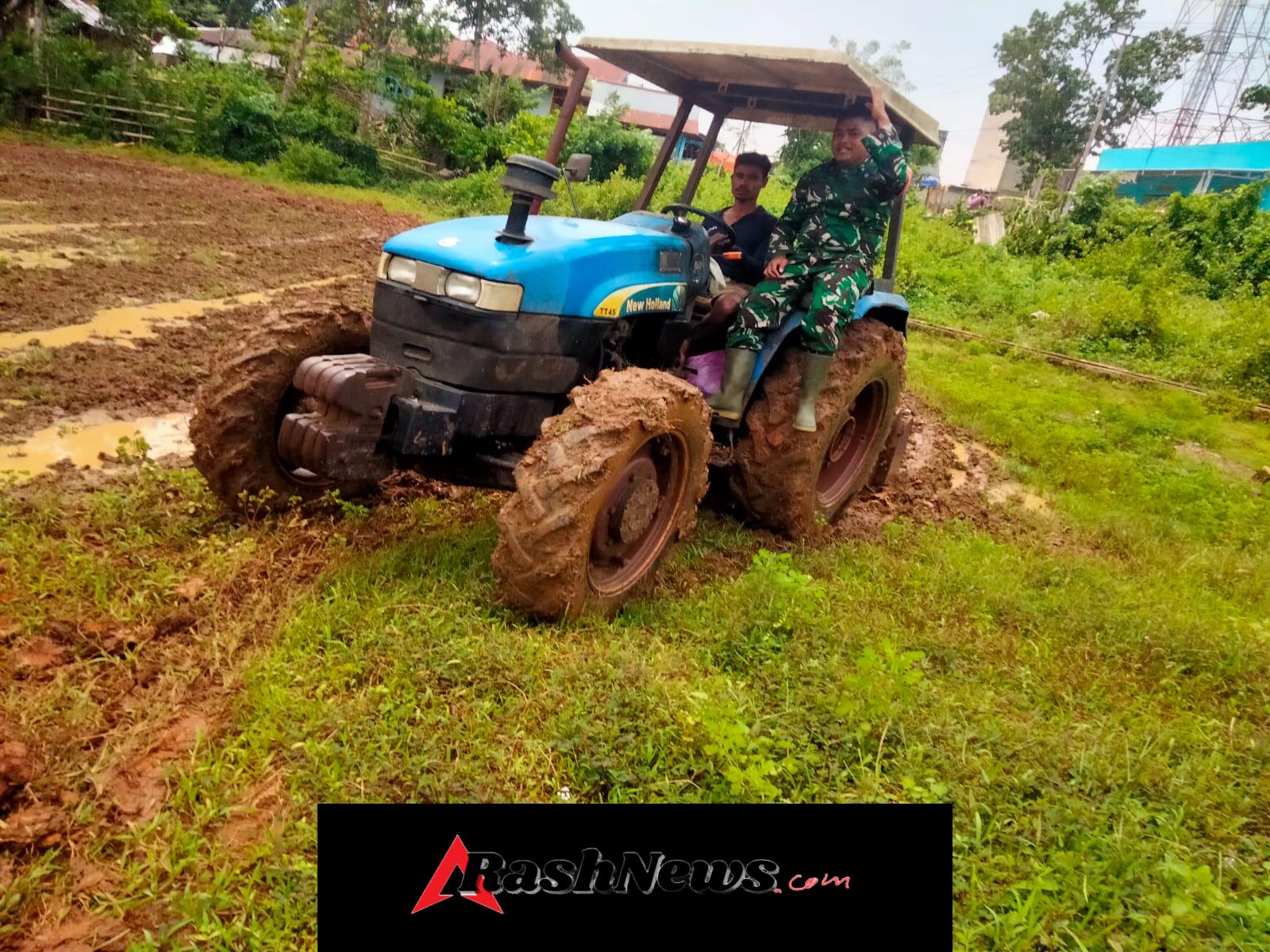 Babinsa Koramil 1613-03/Katikutana Dampingi Warga Siapkan Lahan Sawah