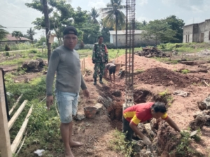 Monitoring Wilayah, Babinsa Pantau Distribusi Material KDKMP di Rote Ndao