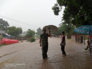 Babinsa Serma Saiful Bersama Warga Tetap Waspada Hadapi Curah Hujan di Desa Doro’oo