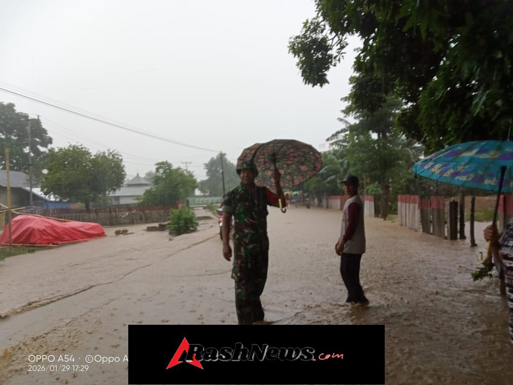 Babinsa Serma Saiful Bersama Warga Tetap Waspada Hadapi Curah Hujan di Desa Doro’oo
