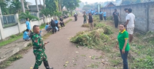 Upaya Preventif Penyakit Menular, Babinsa Koramil Alok Laksanakan Kerja Bakti Bersama Masyarakat