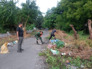 Dukung Lingkungan Bersih dan Sehat, Babinsa Koramil 1603-01/Alok Laksanakan Kerja Bakti Kota Uneng
