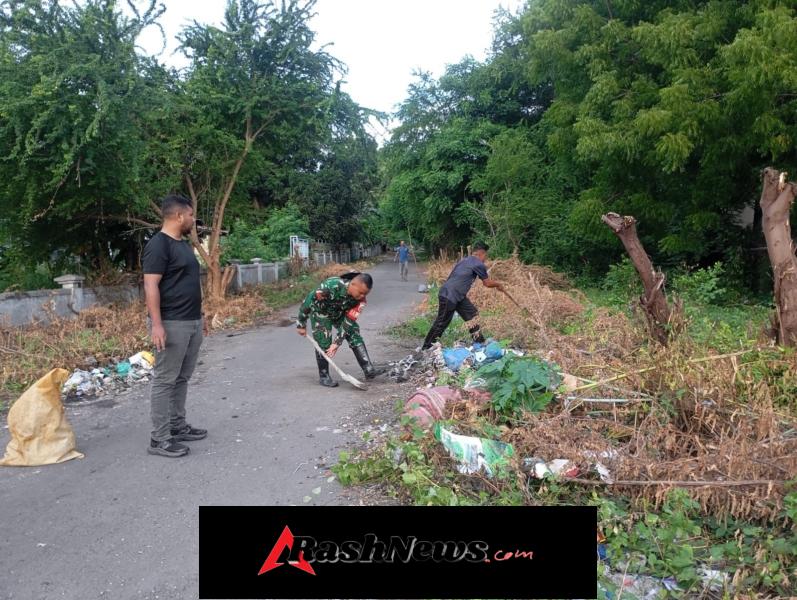 Dukung Lingkungan Bersih dan Sehat, Babinsa Koramil 1603-01/Alok Laksanakan Kerja Bakti Kota Uneng