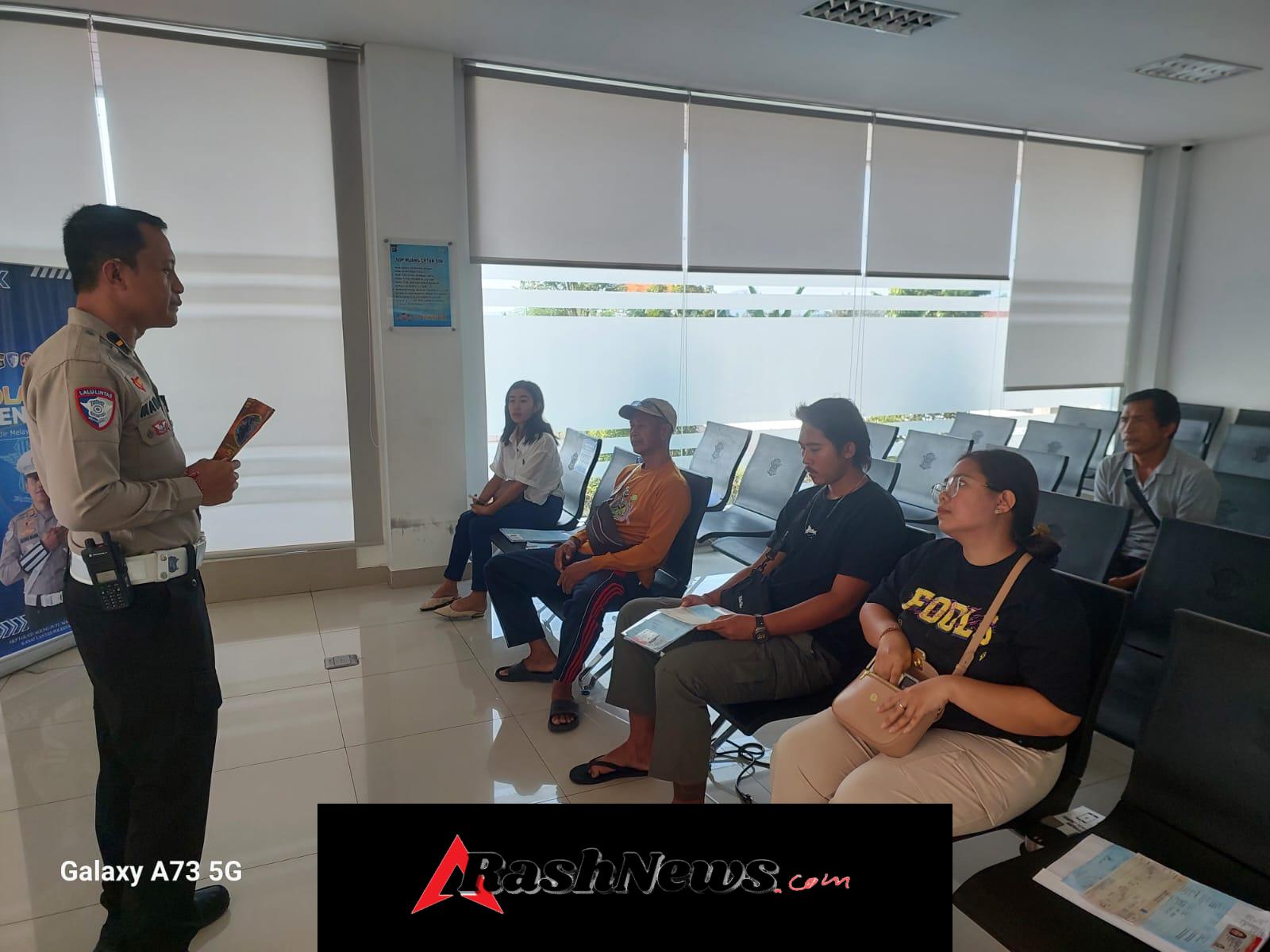 Kanit Regident Polres Karangasem Memberikan Sosialisasi Leafleat Tentang Penggolongan SIM C