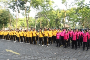 Tingkatkan Kebugaran Personel, Polres Gianyar Laksanakan Olahraga Pagi di Monkey Forest