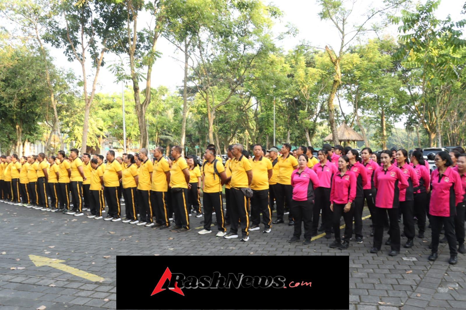 Tingkatkan Kebugaran Personel, Polres Gianyar Laksanakan Olahraga Pagi di Monkey Forest