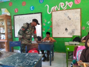 Pastikan Gizi Siswa Terpenuhi, Babinsa Desa Goa Kawal Program MBG