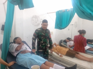 Monitoring Dugaan Keracunan Makanan di Golowelu, Babinsa Dukung Penanganan di Puskesmas