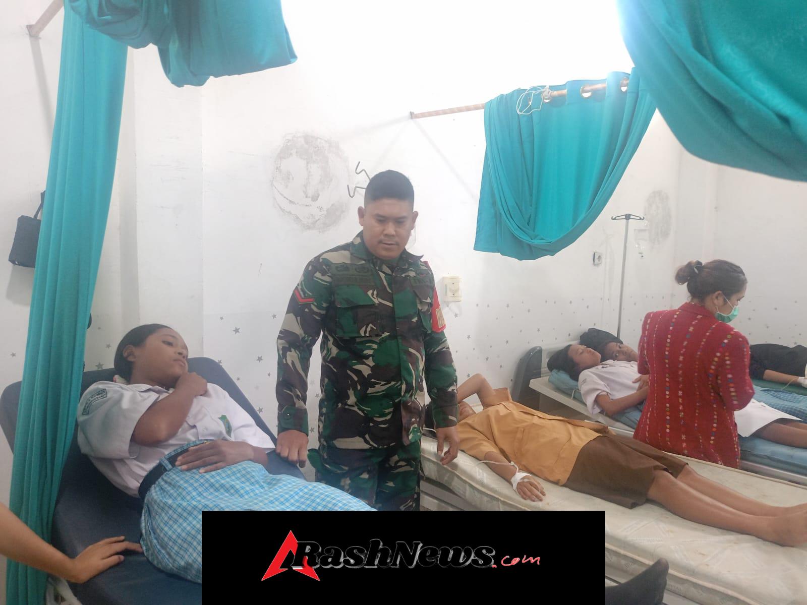 Monitoring Dugaan Keracunan Makanan di Golowelu, Babinsa Dukung Penanganan di Puskesmas