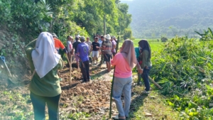Kegiatan Gotong Royong Bersama Masyarakat, Babinsa Serda Ruslin Tingkatkan Kebersamaan Desa Sermong