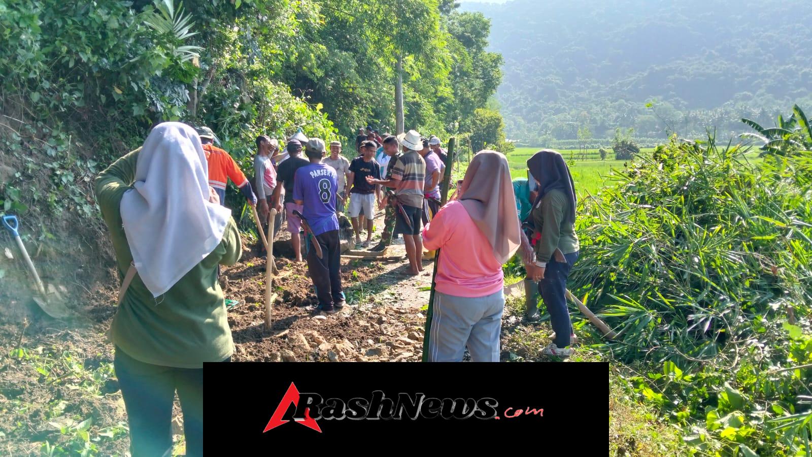 Kegiatan Gotong Royong Bersama Masyarakat, Babinsa Serda Ruslin Tingkatkan Kebersamaan Desa Sermong