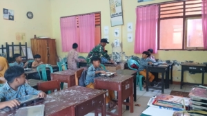 Serka Bustanuddin Pastikan Anak-anak SDN 12 Kuang Terima Menu Bergizi Tepat Waktu