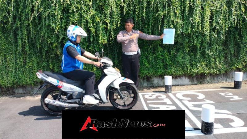 Personil Lantas Langsung Arahkan Dan Awasi Pelaksanaan Praktek Uji Kemahiran Mengemudi Bagi Pemohon SIM Baru