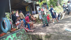 Dekat dengan Rakyat, Babinsa Wolowaru Jaga Keamanan Desa Wolosambi