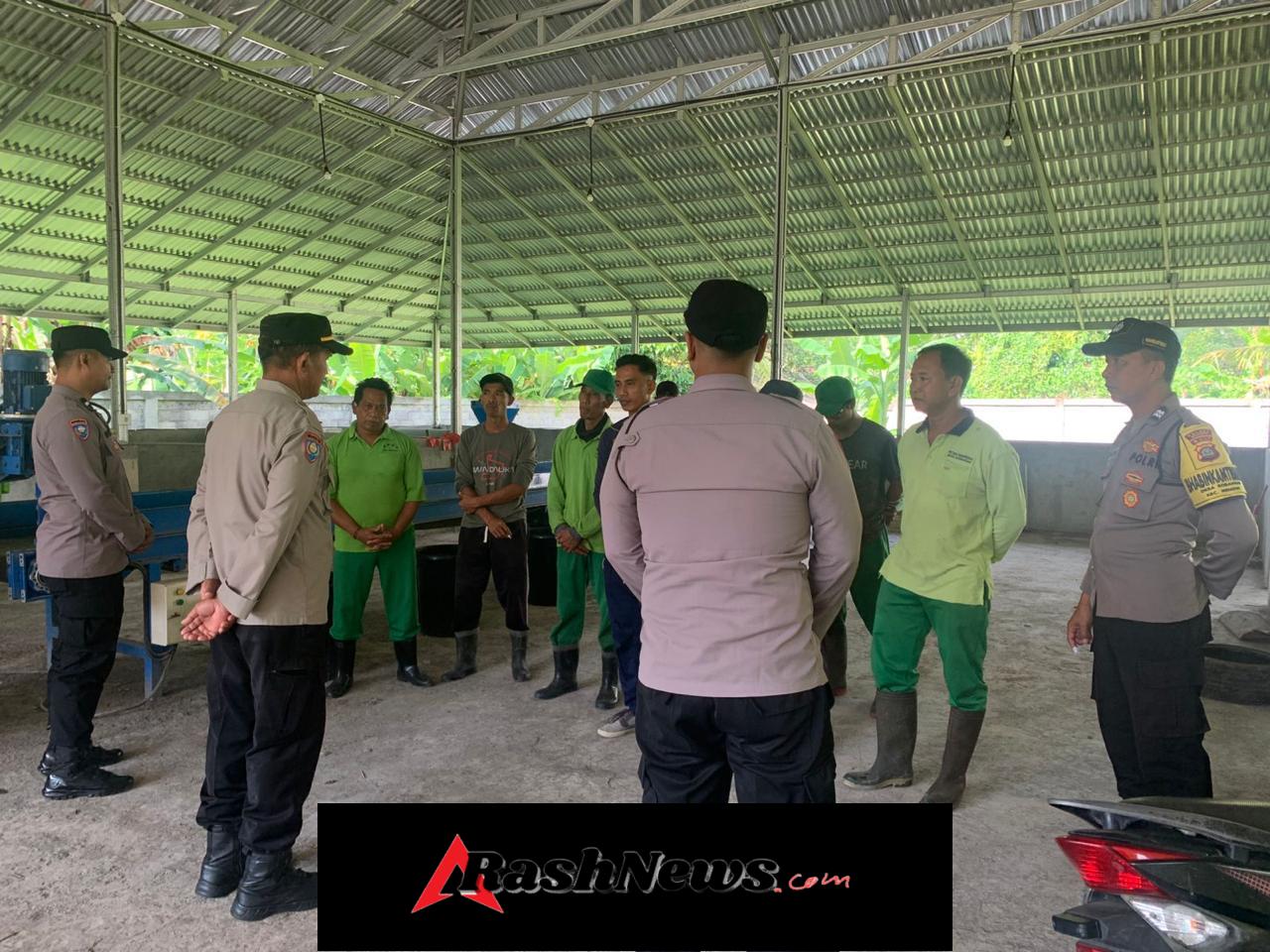 Lewat Jumat Curhat, Polres Badung Bangun Kedekatan dengan Petugas TPST 3R Desa Sobangan