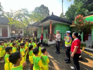 Sat Lantas Polres Bangli Tanamkan Tertib Lalu Lintas Sejak Dini Melalui Giat Polsanak
