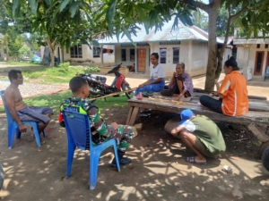 Babinsa Ende Lakukan Pamwil, Pantau Situasi dan Bangun Sinergi dengan Warga Desa Jeghrangga