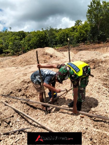 Babinsa Serma Yusuf Tungga Imbau Keselamatan Kerja Saat Pemasangan Bowplank KDKMP
