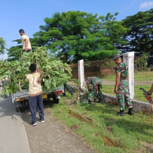 Danramil dan Camat Hu’u Pimpin Karya Bakti Pembersihan Lapangan Olahraga Rasabou