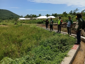 Babinsa Wulanggitang Dukung Program Pangan Lewat Pengukuran Lahan di Desa Hewa