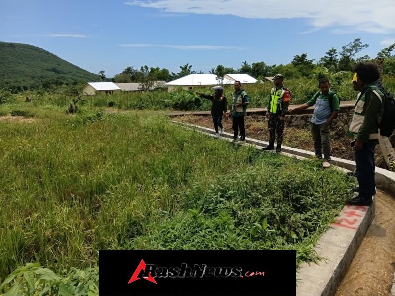 Babinsa Wulanggitang Dukung Program Pangan Lewat Pengukuran Lahan di Desa Hewa