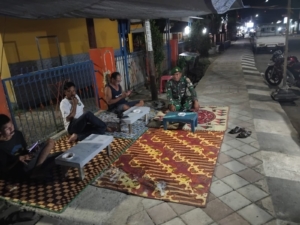 Babinsa Seteluk Gelar Patroli dan Kongkow Bersama Warga Demi Keamanan Wilayah