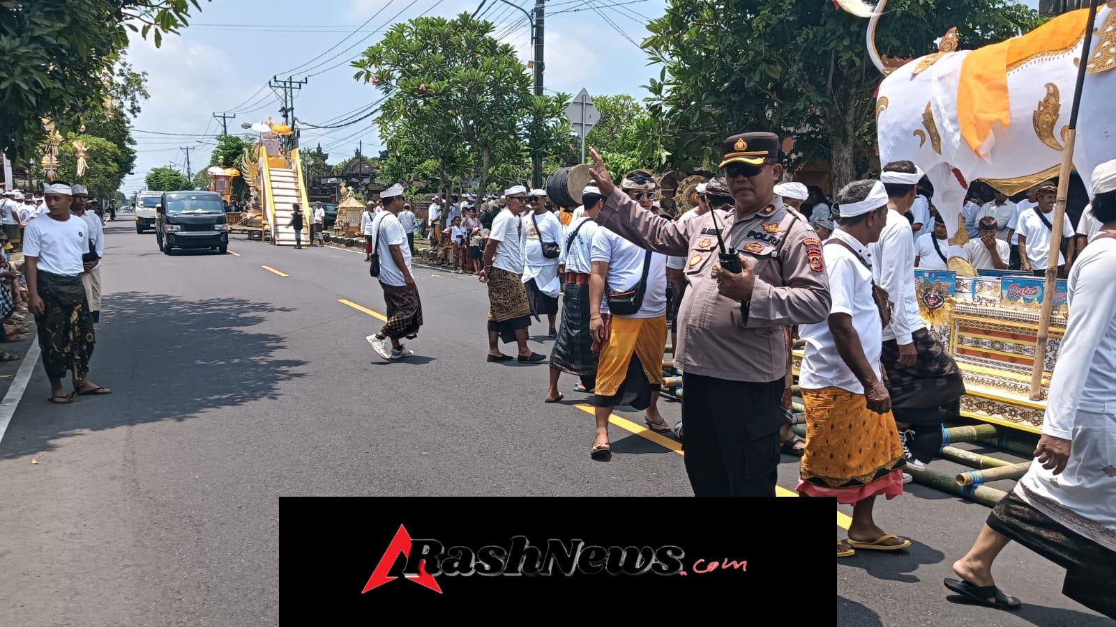 Kapolsek Mengwi Pimpin Pengamanan Pelebonan Ida Pedanda Nabe Gede Kekeran Griya Gede Denkayu