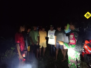 Jaga Keamanan Lingkungan, Babinsa Sawe Gelar Patroli Malam