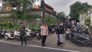 Amankan Upacara Pitra Yadnya, Babinsa Akah Tegaskan Dedikasi Dan Pengabdian TNI Bagi Masyarakat