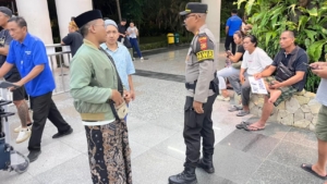 Patroli Humanis Polres Bandara Ngurah Rai Sapa Wisatawan di Terminal Internasional