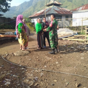 Cegah Banjir dan Longsor, Babinsa Himbau Warga Rajin Bersihkan Parit