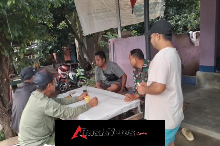 Ciptakan Lingkungan Bersih dan Harmonis, Babinsa Lenek Duren Aktif Sambangi Warga