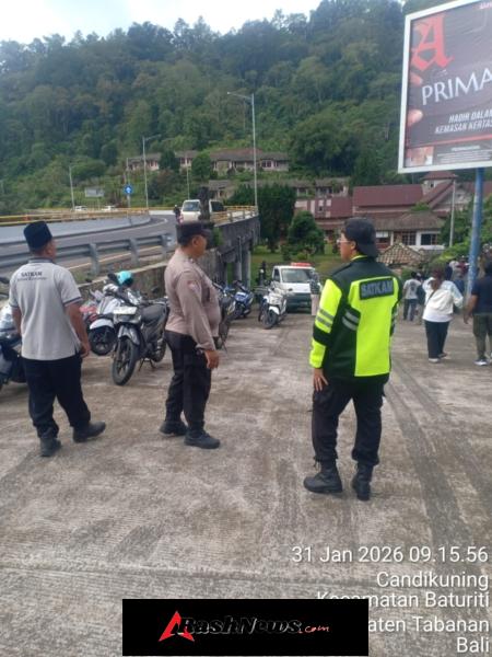 Bhabinkamtibmas Candikuning Atensi Prosesi Pemakaman Warga, Situasi Berjalan Tertib dan Kondusif