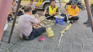 Personil Polsek Selemadeg barat Laksanakan kerja bakti persiapan Piodalan di Padmasana Polsek Selbar