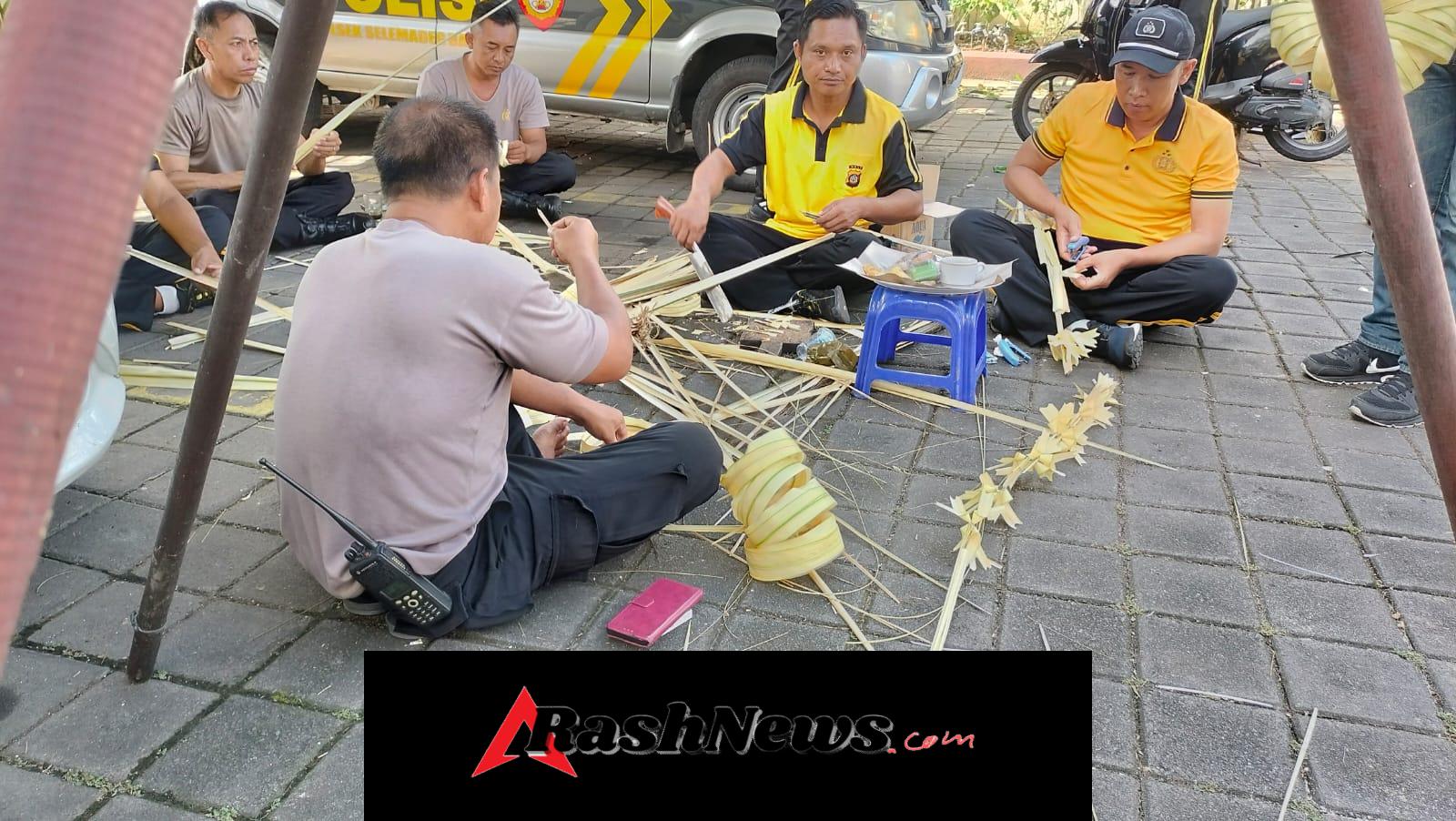 Personil Polsek Selemadeg barat Laksanakan kerja bakti persiapan Piodalan di Padmasana Polsek Selbar