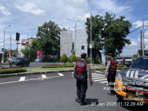 Patroli Terpadu Sat Samapta Polres Gianyar Jaga Kamtibmas di Simpang Dharmagiri