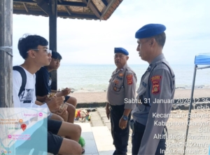 Sat Polairud Polres Gianyar Laksanakan Sambang Warung dan Pengunjung di Pantai Lebih