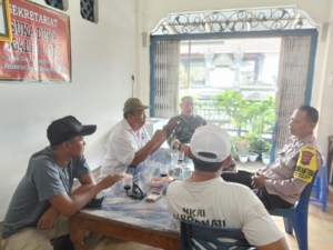 Babinsa Desa Mayong Bangun Silaturahmi dan Deteksi Dini Lewat Kegiatan Komsos