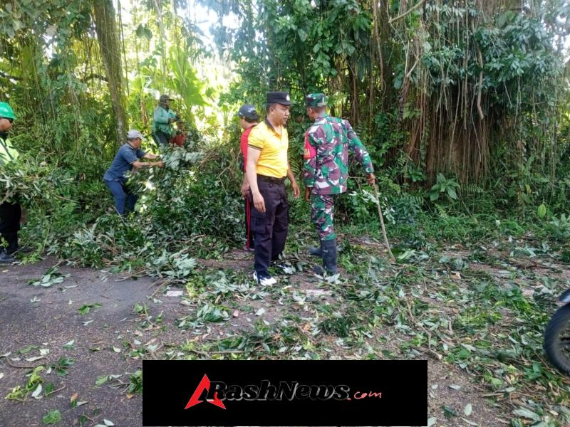 Cegah Risiko Bencana Saat Musim Hujan, Babinsa Bukian Laksanakan Pemangkasan Pohon Tepi Jalan