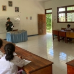 Yonarmed 12 Kostrad Peduli Pendidikan, Bagikan Buku Bacaan di SDK Henes