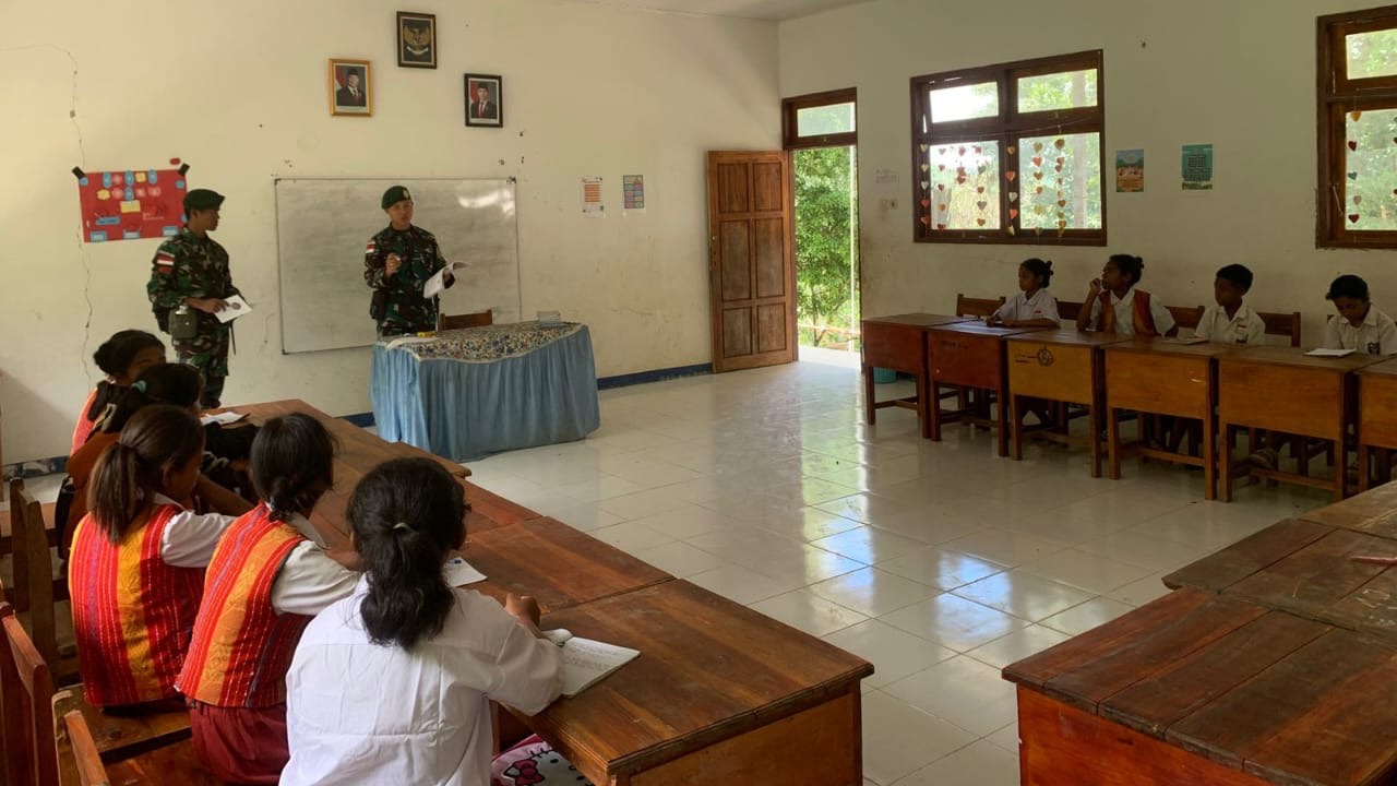 Yonarmed 12 Kostrad Peduli Pendidikan, Bagikan Buku Bacaan di SDK Henes